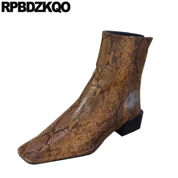 Дизайнерские короткие ботинки Зима Осень 2021 года из змеиной кожи с квадратным носком, водонепроницаемые женские ботильоны на толстом змеином каблуке, Тренд на среднем каблуке