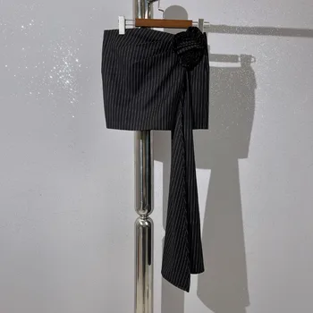 Новая мини-юбка в черную полоску и вертикальную складку с поясом сезона весна-лето 2023 0324